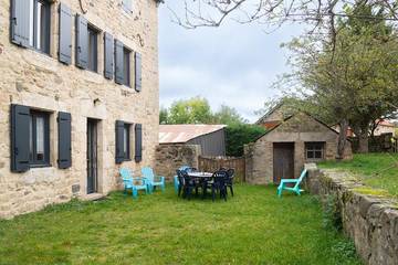 Gîte pour 7 personnes, avec jardin dans Chaulhac
