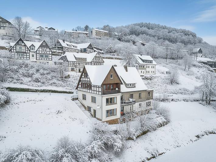 Ferienhaus für 16 Personen, mit Balkon und Garten sowie Sauna in Nordenau