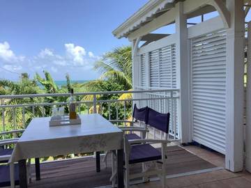 Gîte pour 5 personnes, avec vue ainsi que piscine et jardin à Sainte-Rose