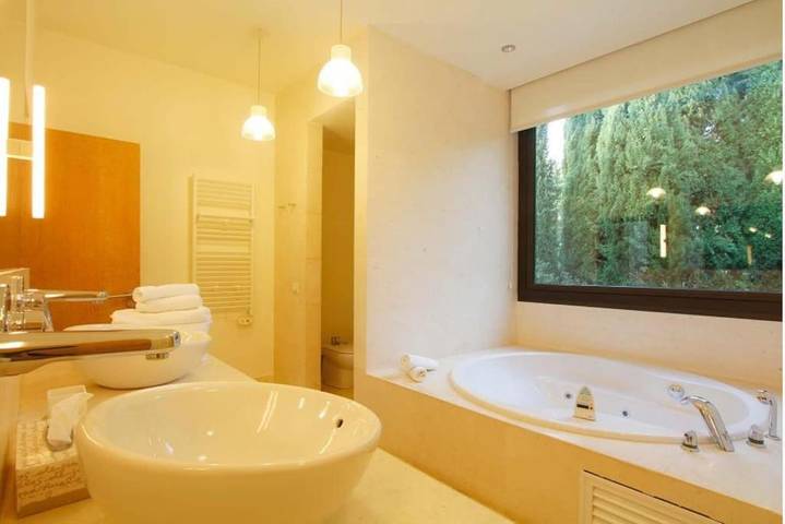 Chalet para 10 personas, con jacuzzi además de jardín y piscina en Campo de Gibraltar - 4