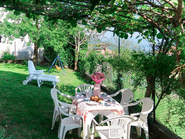 Ferienwohnung für 6 Personen, mit Terrasse und Garten sowie Seeblick in Corrido