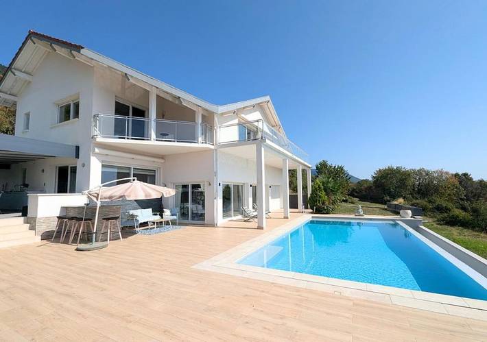 Location de vacances pour 8 personnes, avec balcon ainsi que jacuzzi et piscine à Échenevex