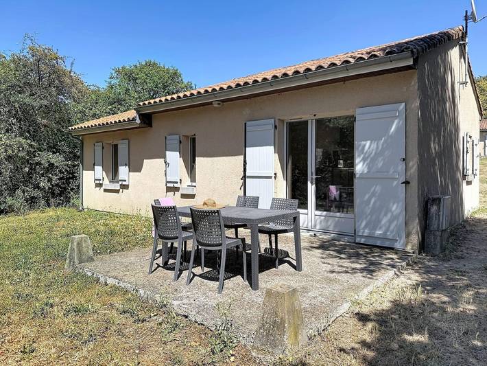 Chalet pour 6 personnes, avec Terrasse ainsi que Jardin et Piscine