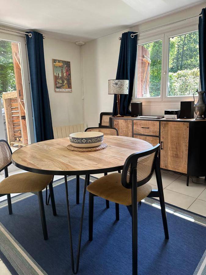 Two-Bedroom House in Le Coudray-Montceaux, Essonne