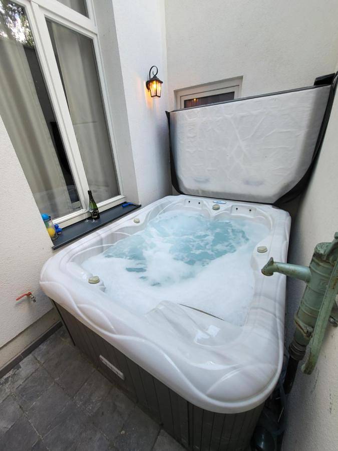 Vakantiehuis voor 6 personen, with Balkon and Whirlpool as well as Terras and Zwembad in Gent