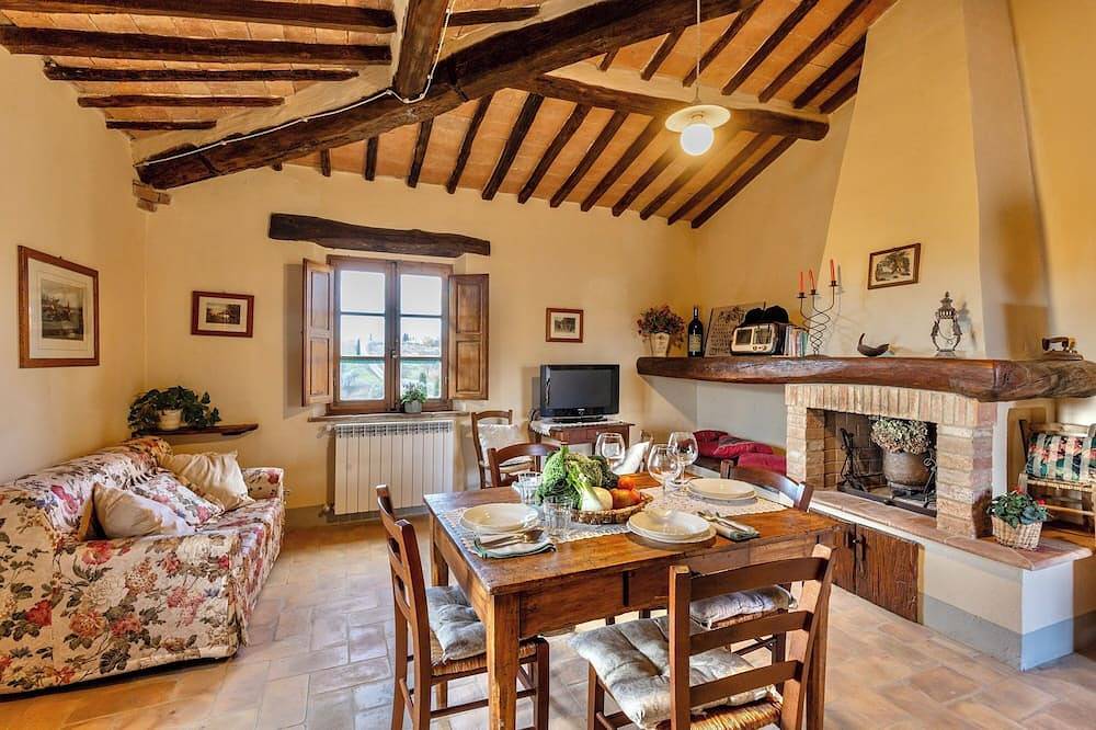 Traditional Tuscan farmhouse with breathtaking views 19 Minutes from Montalcino in San Giovanni d'Asso, Montalcino