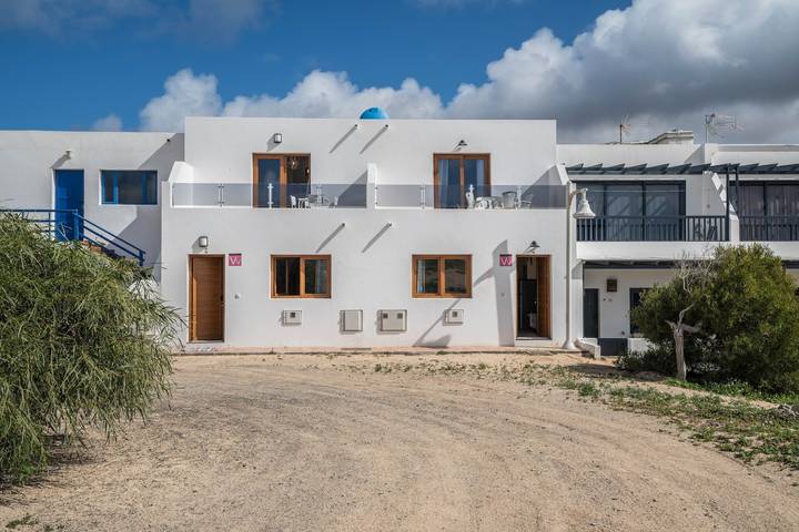 Apartamento entero, Apartamento "Cuesta del Salado Ii" cerca de la playa con vistas a la montaña y terraza in La Graciosa, Parque Natural Archipiélago Chinijo
