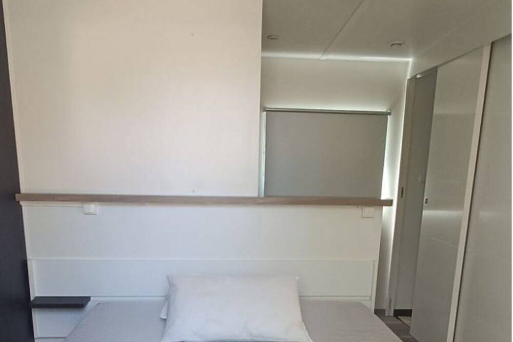 In Provence, Luberon Comfortable mobile home in a 4-star campsite in Cadenet, Parc naturel régional du Luberon