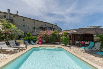 Gîte pour 12 personnes, avec jardin à Courry