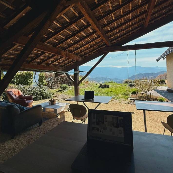Gîte pour 2 personnes, avec vue et jardin dans Vatilieu