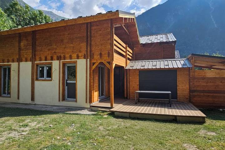 Chalet pour 8 personnes, avec balcon ainsi que piscine et jardin