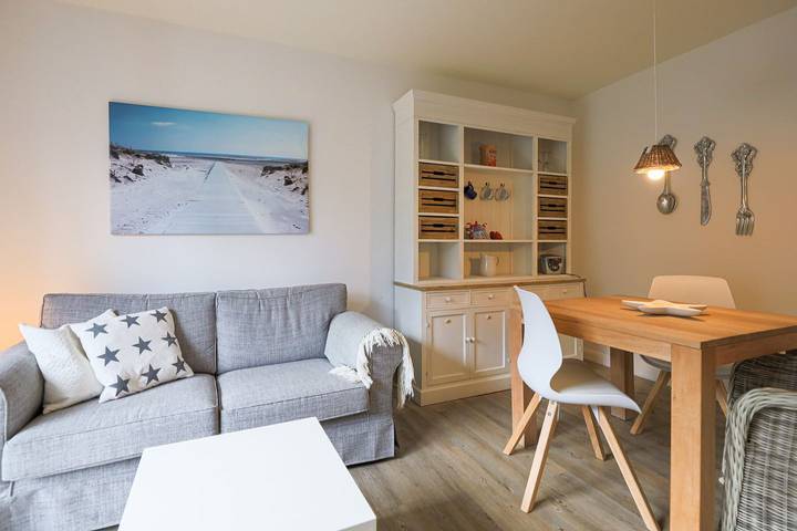 Ganze Wohnung, Helle 3-Zimmer-Ferienwohnung für bis zu 3 Personen in zentraler Lage in Wenningstedt, Sylt
