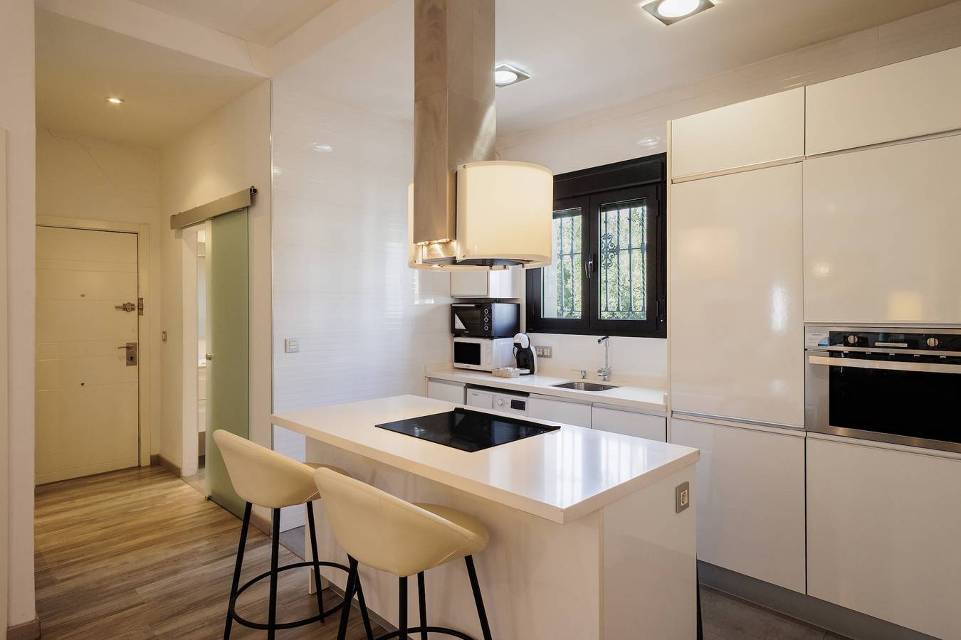 Ganze Wohnung, Apartment 'Gran Plaza Luminoso' mit Balkon, Wlan und Klimaanlage in Nervión, Sevilla