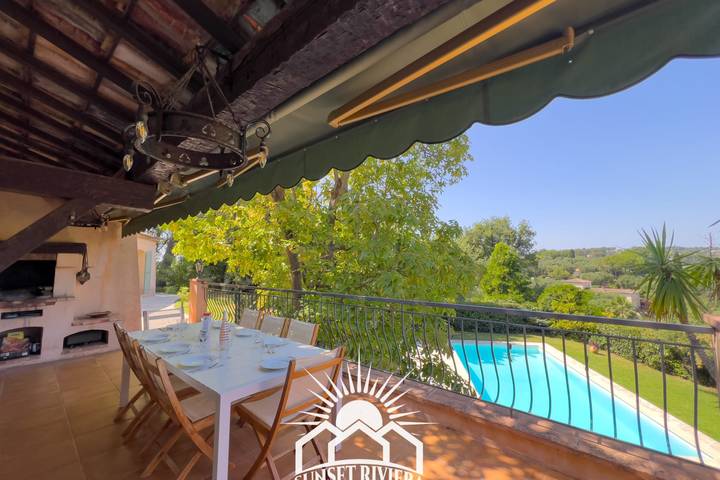 Location de vacances pour 10 personnes, avec terrasse ainsi que piscine et jardin à Le Rouret - 4