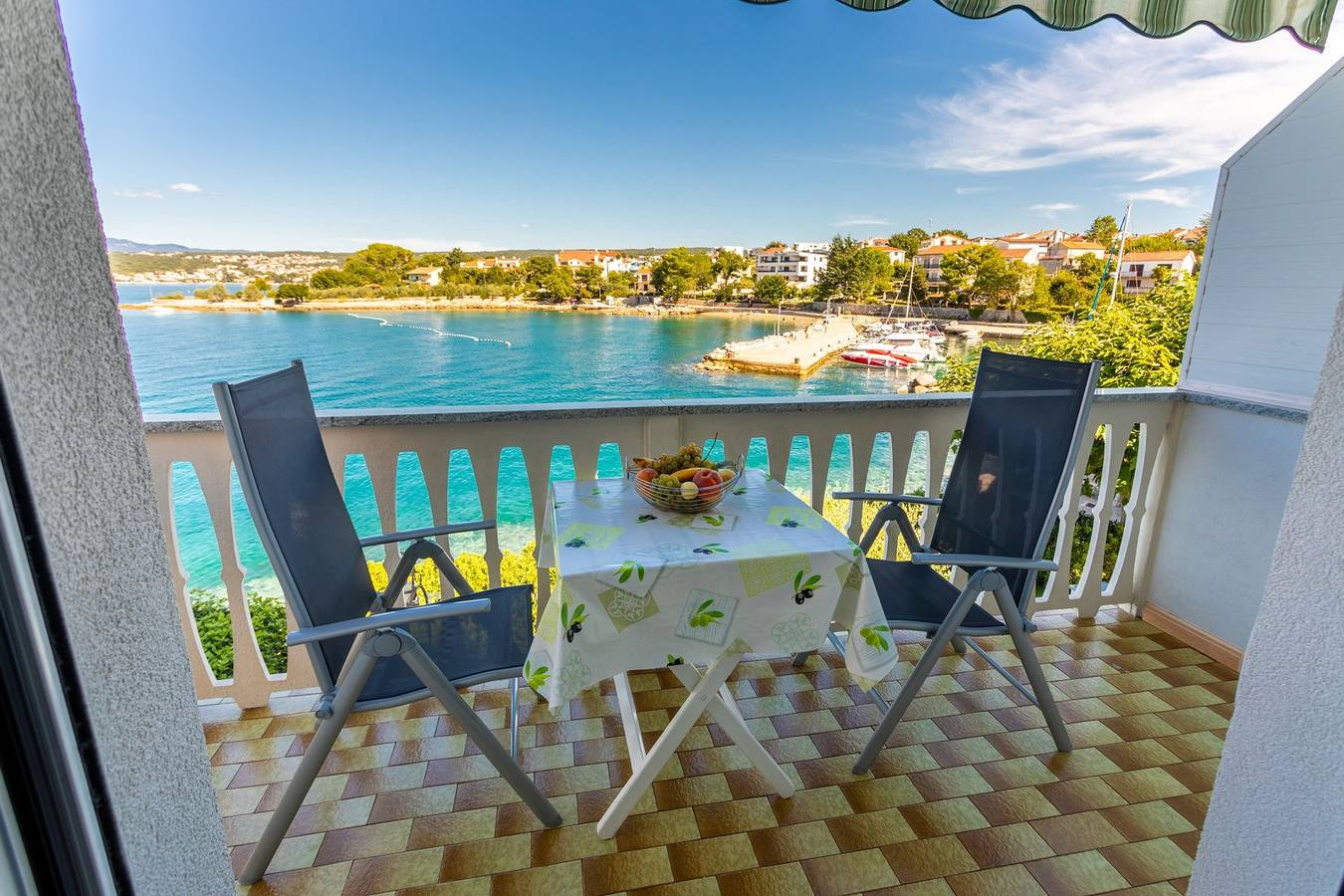 Apartment for 4-5 persons by the beach, with Wifi and Ac in Vantacici, Krk