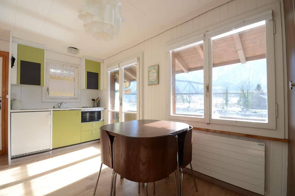 Studio-Apartment am Fluss.  Privater Balkon mit fantastischer Aussicht.  Romanitc! in Ringgenberg, Berner Oberland