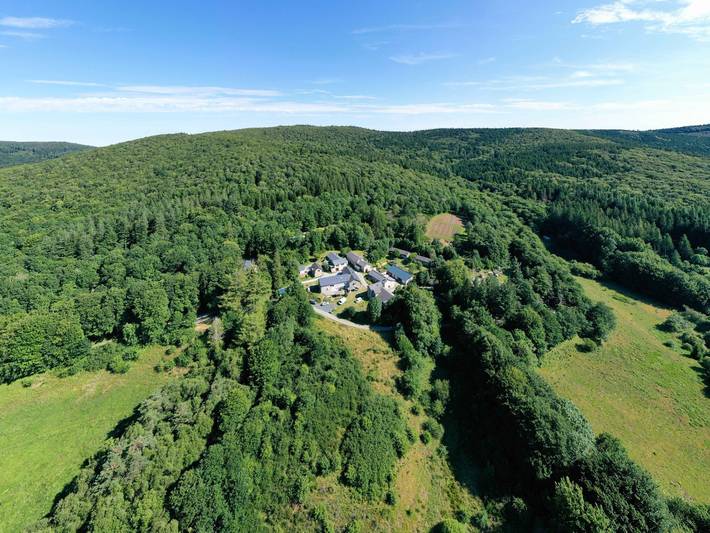 Gîte pour 40 personnes, avec terrasse ainsi que piscine et jardin