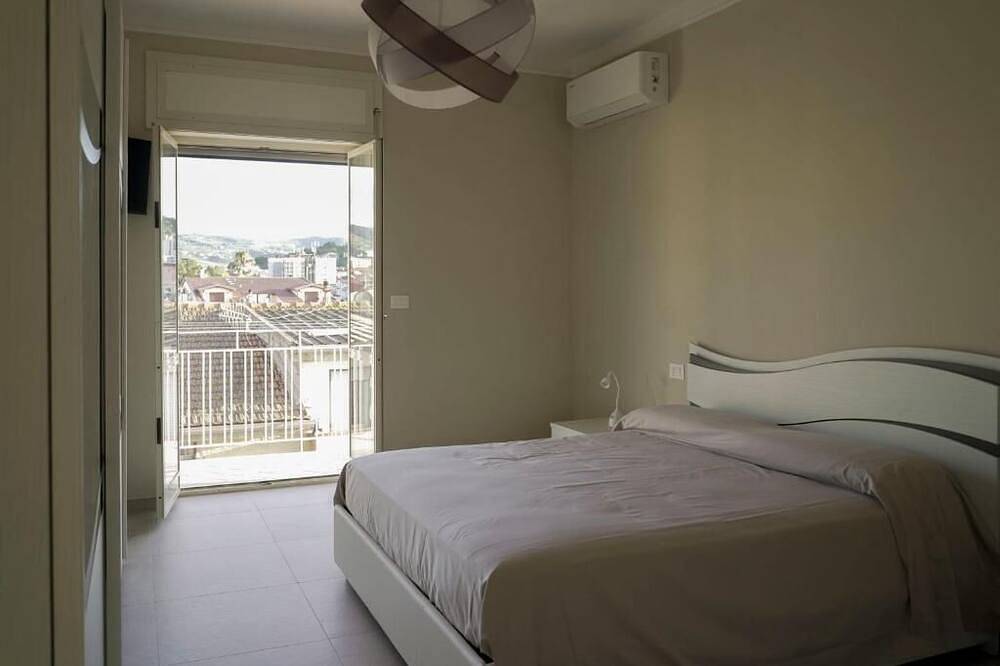 Apartamento entero, Apt 90m2_Aircon_terrace_wifi_2bedrooms_free parking_wifi_50m next to the sea in Agropoli, Cilento