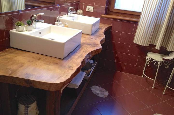 Appartamento intero, Verona, abitazione con portico e giardino, in casa singola, parcheggio interno in Verona, Prealpi Gardesane