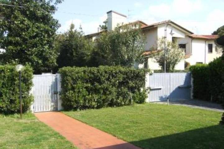 Casa vacanza per 7 persone, con giardino in Marina di Pietrasanta