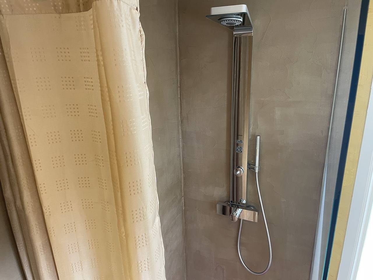 Geheel appartement, Charmant studio in het centrum van Charleroi in Charleroi, Henegouwen