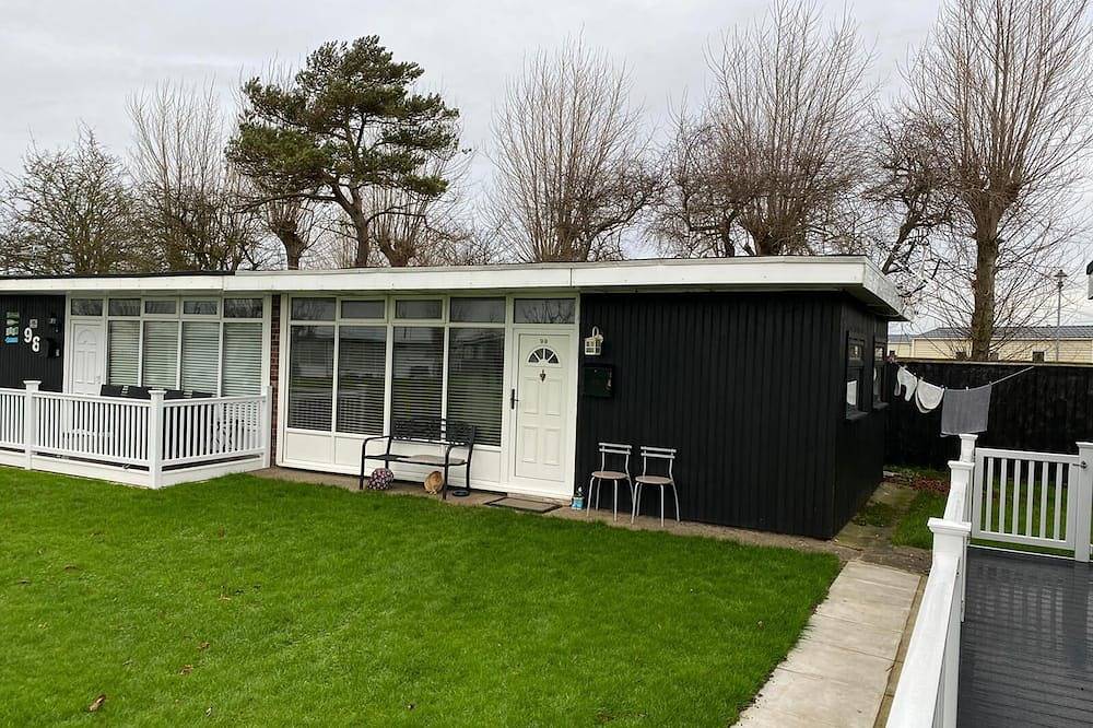 Fully air conditioned holiday chalet close to the beach with wifi in Chapel St. Leonards, Lincolnshire