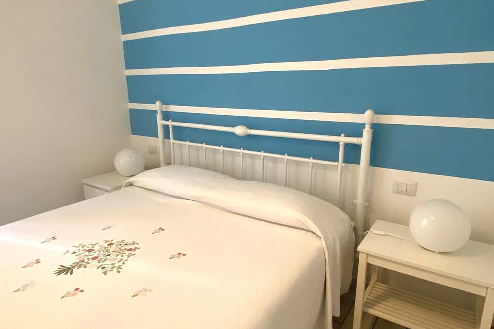 Detached cottage in a quiet area, part seaside, part mountains, in Pomonte. Starting August 22 in Pomonte, Marciana