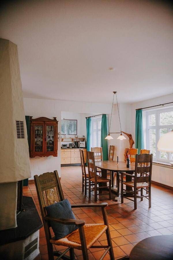 Ferienhaus für 9 Personen, mit Balkon und Whirlpool sowie Terrasse und Garten