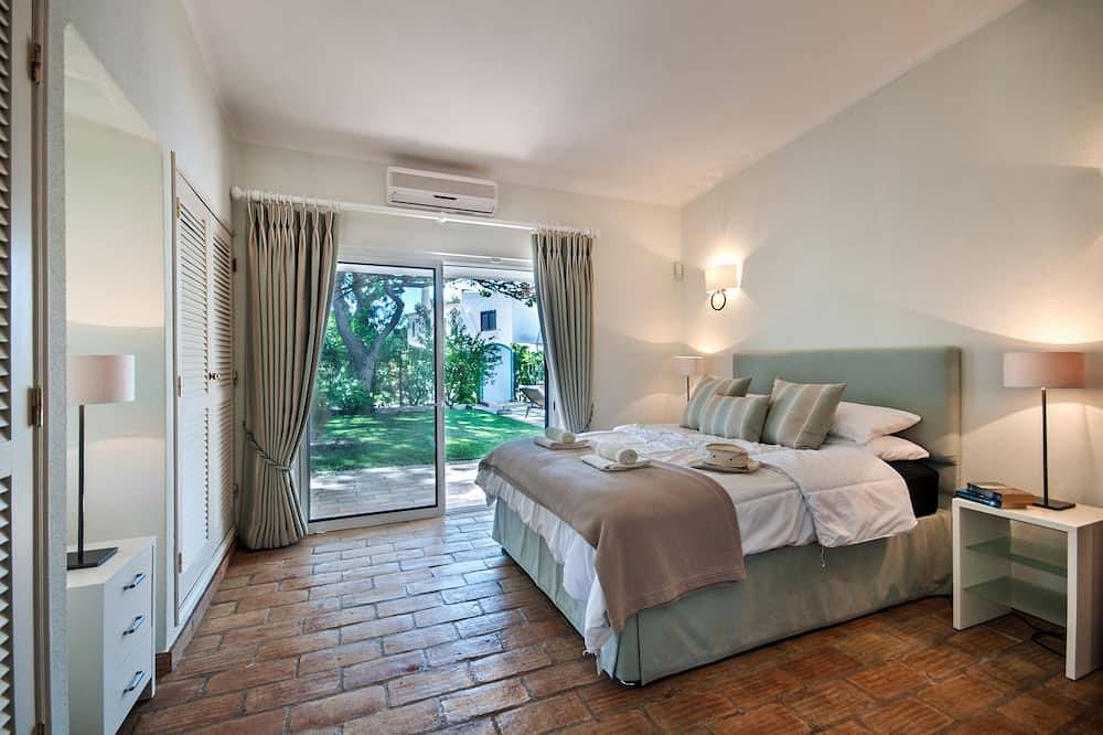 Stunning Villa With Private Heated Swimming Pool, 10 Minute Walk To The Beach in Quinta do Lago, Almancil