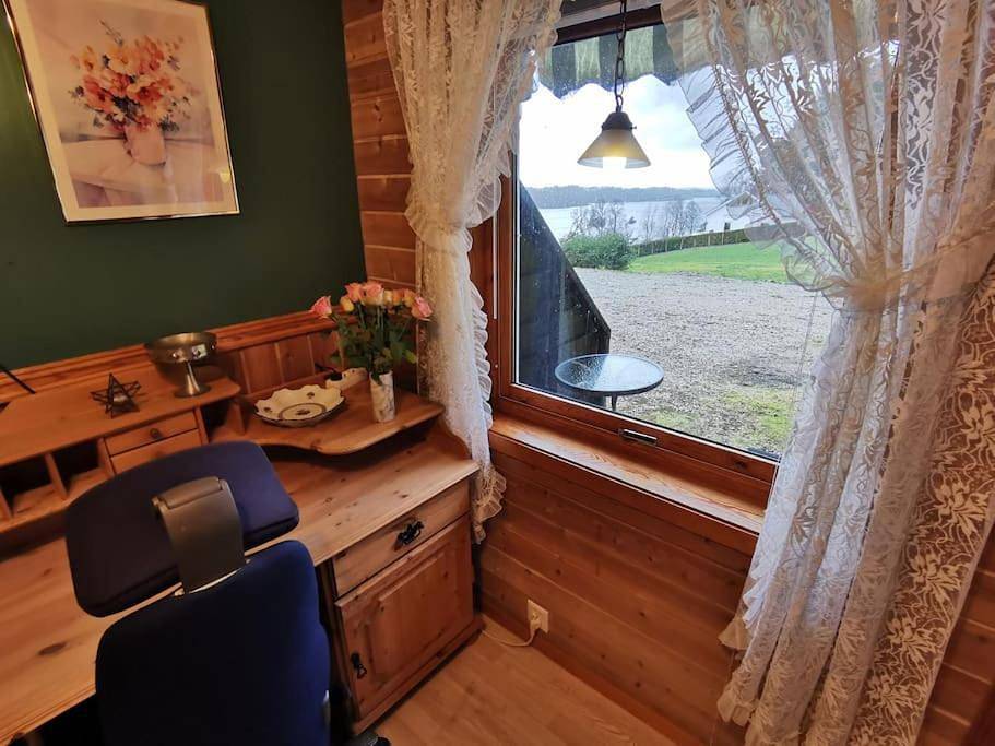 Ganze Wohnung, Small Basement Apartment Private Entrance Nice View in Fitjar