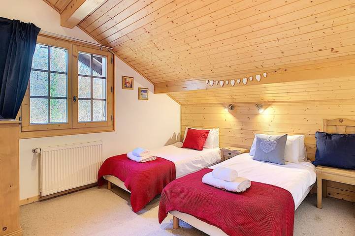Beautiful chalet, large private garden, 5 minutes walk to ski lifts and lac bleu in Station de Morillon, Grand Massif