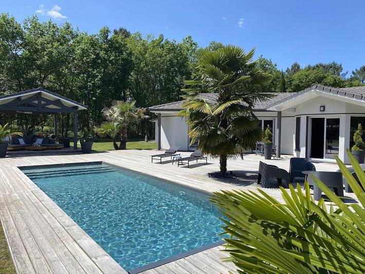 Location de vacances pour 6 personnes, avec vue ainsi que piscine et jardin à Le Temple - 3