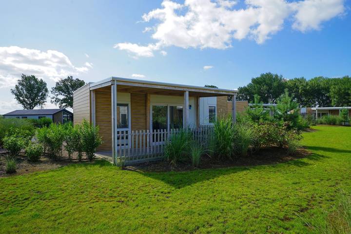 Vakantiehuis voor 4 personen, with Balkon/Terras and Terras as well as Tuin and Uitzicht op het meer in Nunspeet