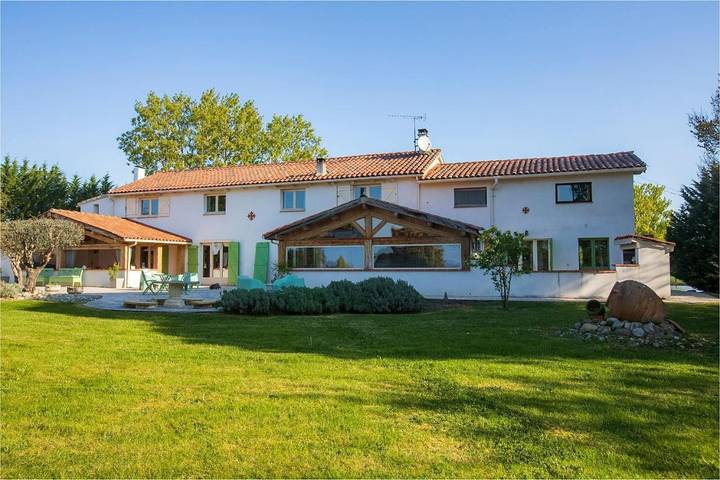 Location de vacances pour 16 personnes, avec jacuzzi et jardin ainsi que sauna et piscine à Saint-Martin-d'Oydes