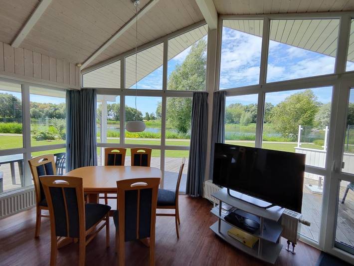 6 Personen Ferienhaus in 1. Reihe zum See mit Kanu und herrlichem Seeblick, Sauna, Whirlpool, Kaminofen, Klimaanlage und E-Tankstelle am Haus in Otterndorf in Otterndorf, Cuxland
