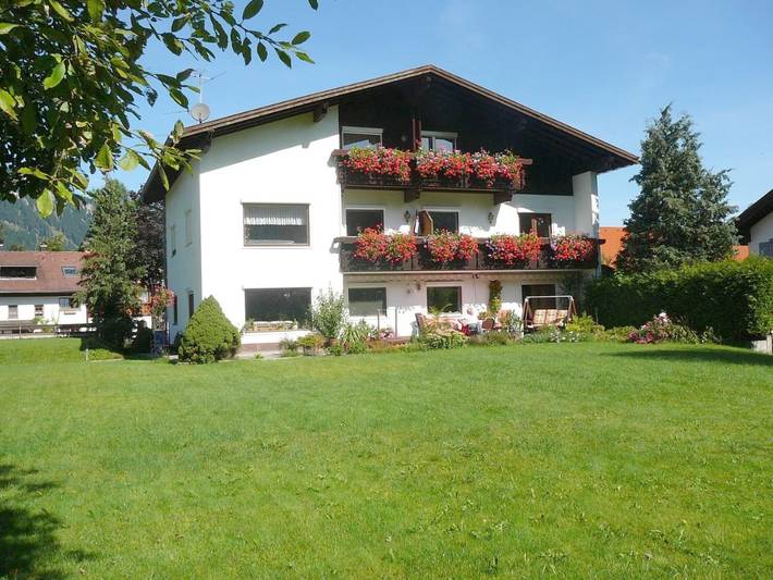 Ferienwohnung für 3 Personen, mit Balkon und Terrasse sowie Garten und Ausblick in Ehenbichl