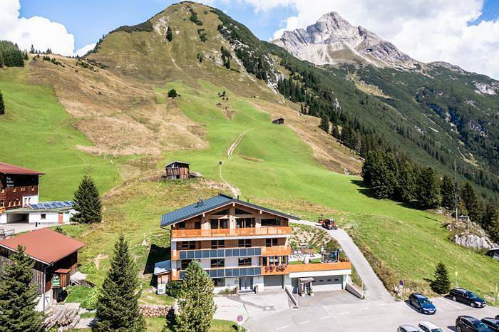 Ferienwohnung für 2 Personen, mit Balkon und Terrasse sowie Garten und Ausblick im Lechtal - 2