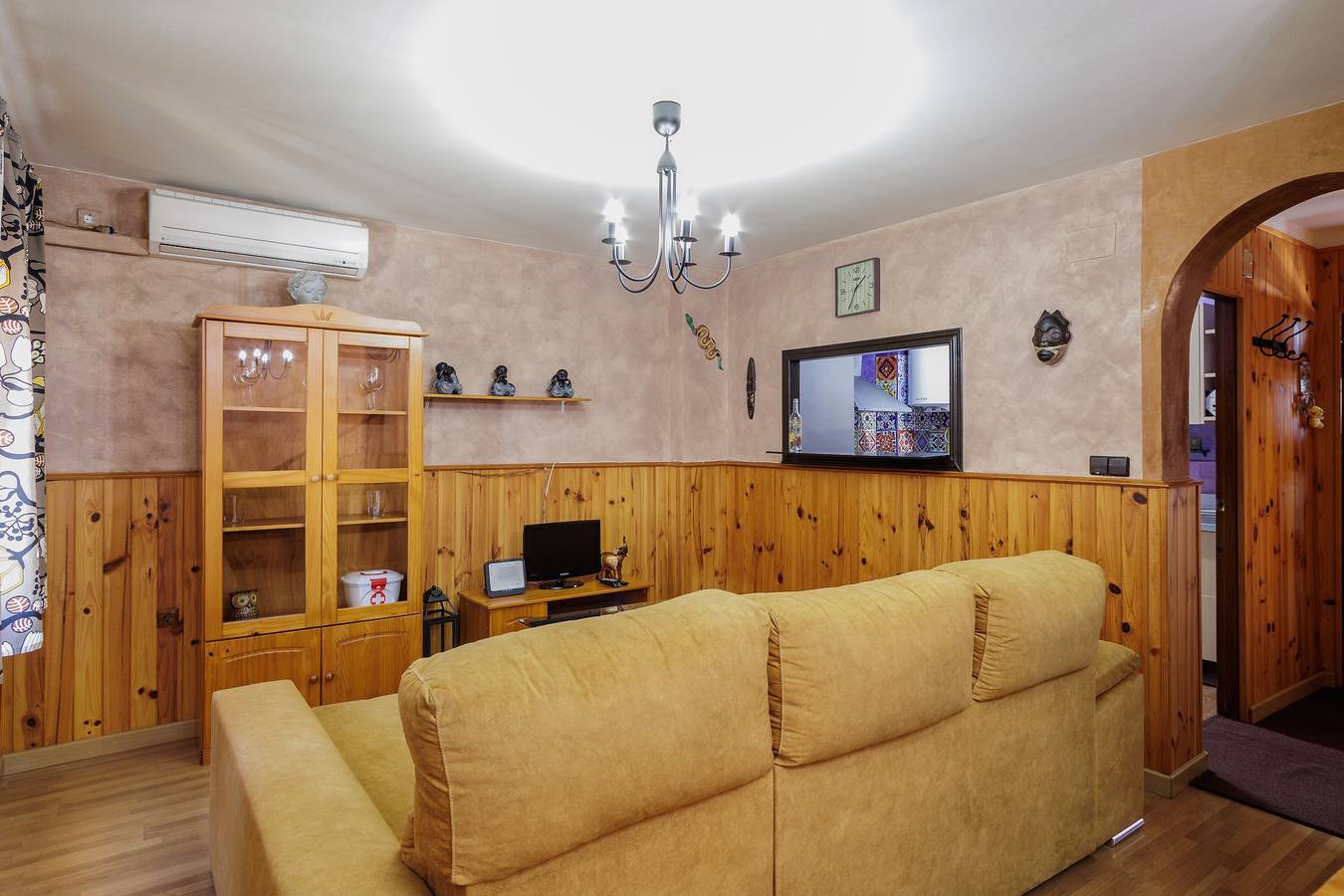 Casa Vacacional 'San Juan Bien Comunicado' con Balcón, Wi-Fi y Aire Acondicionado in San Juan de Aznalfarache, Provincia de Sevilla