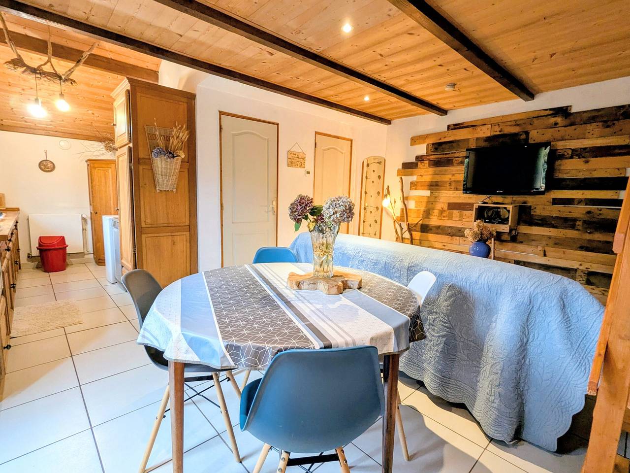 Ganze Wohnung, Gemütliche Ferienwohnung nahe den Cascades de Tendon mit Terrasse, privatem Parkplatz und Wlan in Le Tholy, Épinal und Umgebung