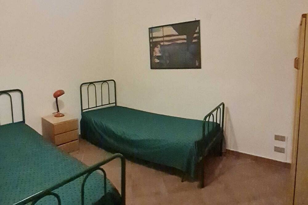 Stone farmhouse surrounded by greenery with shared pool in Castellana Grotte, Province de Bari