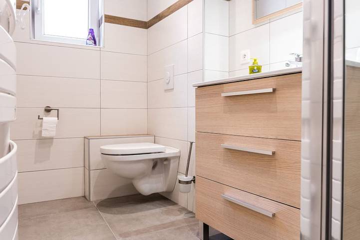 Renovierte Stadtferienwohnung im Herzen von Thann – 3 Schlafzimmer, Klimaanlage, in der Nähe von Wanderwegen in Thann, Regionaler Naturpark Belchen der Vogesen