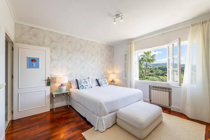 Alojamiento y desayuno para 2 personas, con vistas además de jardín y piscina en Marbella