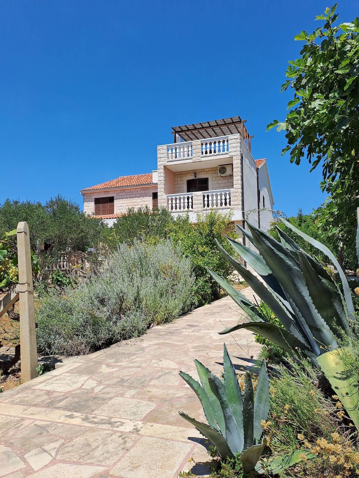 Ganze Wohnung, 4-Zimmer-Ferienwohnung mit Terrasse und Meerblick Sucuraj, Hvar A-24563-a in Sucuraj, Hvar