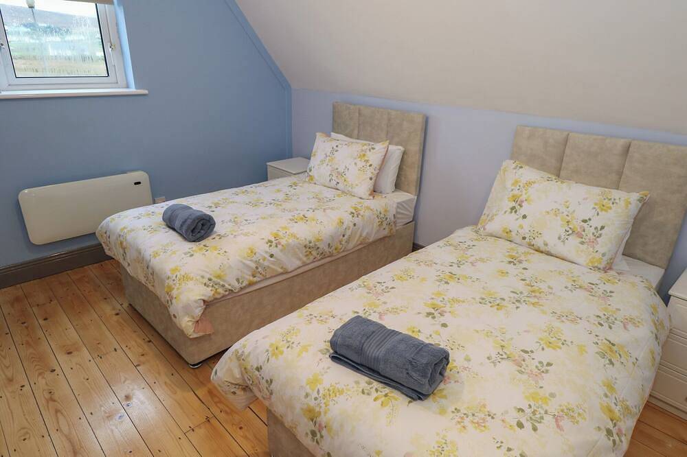 No.5 Beach Cottages, pet friendly in Keel, County Mayo in Acaill