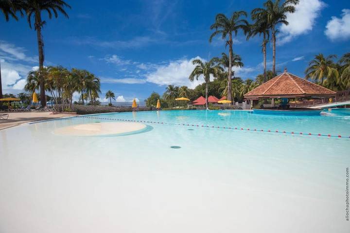 Station pour 3 personnes, avec vue et piscine ainsi que jardin et balcon