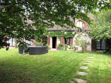 Gîte pour 10 personnes, avec sauna ainsi que jardin et jacuzzi dans Dollot