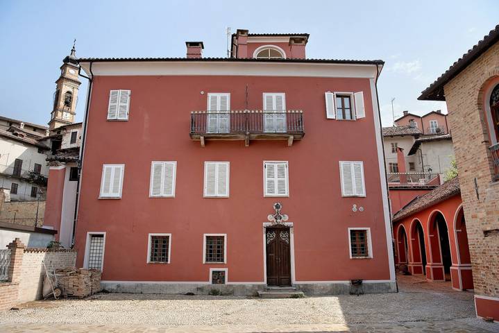 Appartamento intero, Appartamento 'La Rocca di Efisio - Grignolino' con balcone, Wi-Fi e aria condizionata in Costigliole d'Asti, Langhe