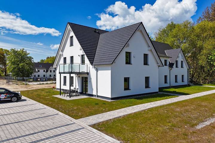 Ferienwohnung für 6 Personen, mit Balkon und Pool sowie Sauna in Lobbe - 2