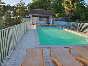 Gîte pour 10 personnes, avec piscine ainsi que vue et terrasse, animaux acceptés à Lucq-de-Béarn