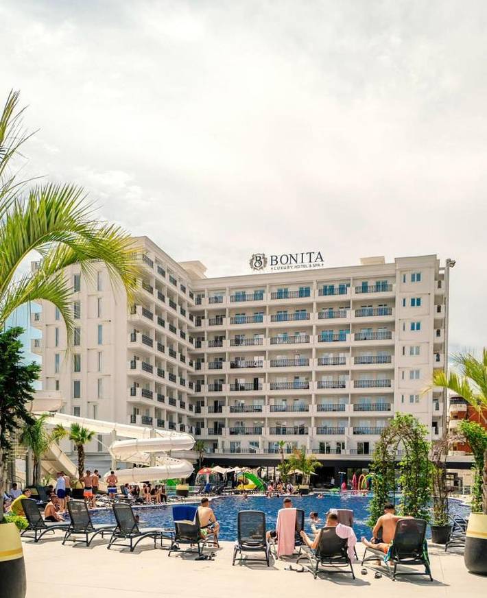 Appart’hôtel pour 3 personnes, avec Balcon et Terrasse ainsi que Piscine et Vue